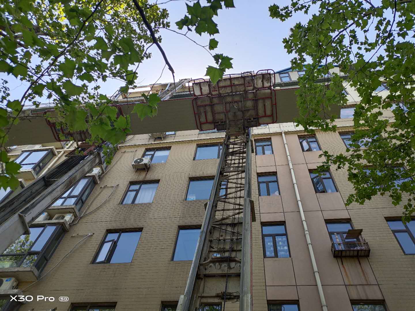 云梯車(chē)上彩鋼瓦